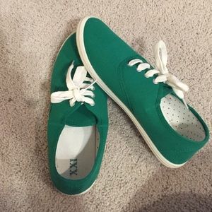 Green sneakers with white laces 💚👟