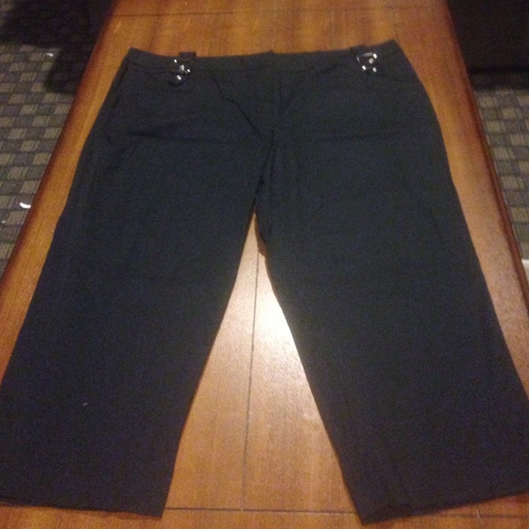 Black capris