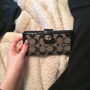 NEED TO SELL. AUTHENTIC COACH WALLET