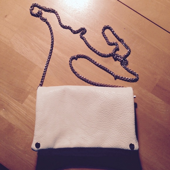 Brandy Melville Handbags - NWOT NUDE / GOLD PURSE ❤️