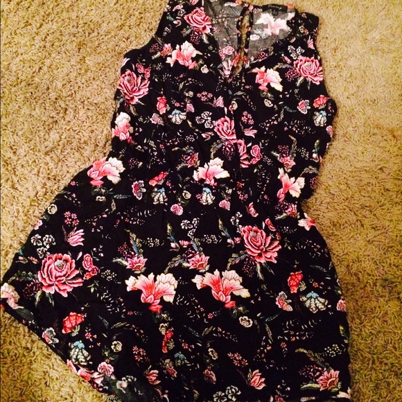 black floral romper 🌻🌸🌾💕🌻