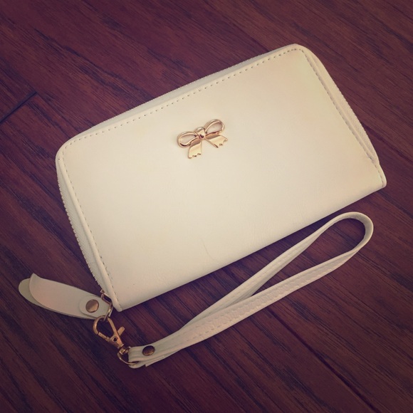 Charlotte Russe Accessories - Adorable bow wallet