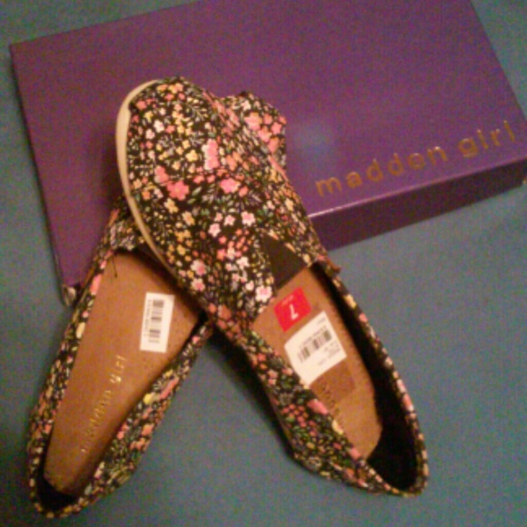 Cute Floral printed shoes ??