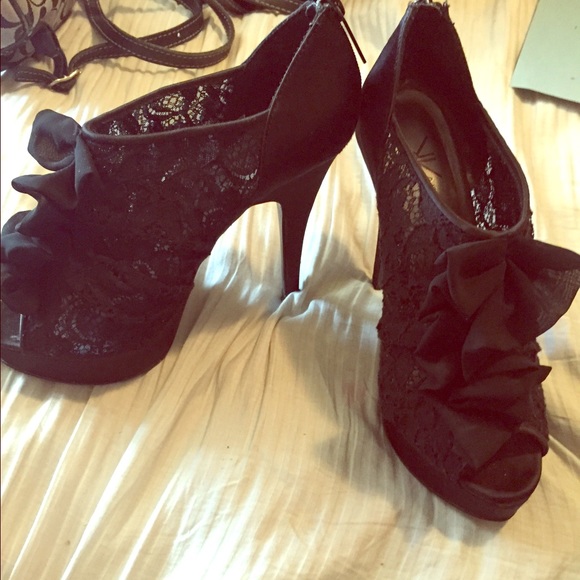 Kardashian beautiful black heels