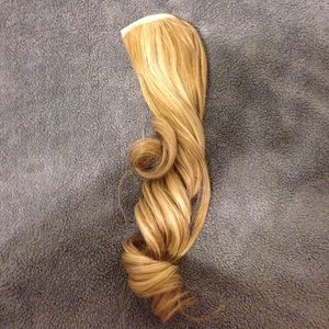 23 Inch Ponytail Extension by Jessica Simpson EUC