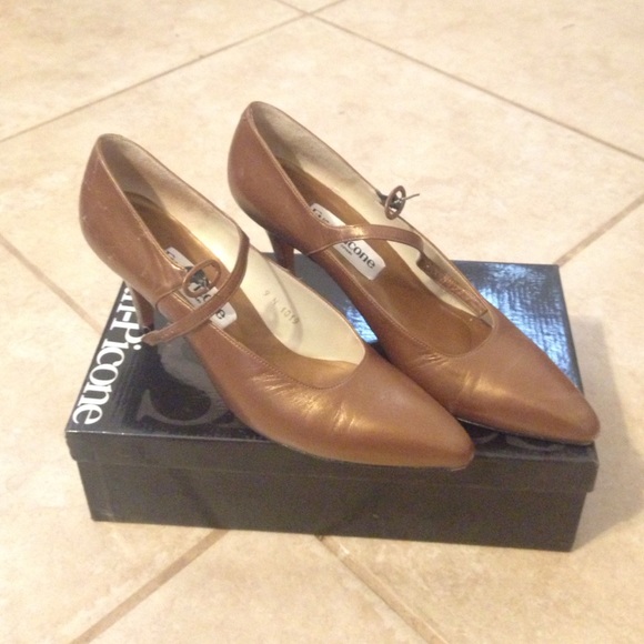 Vintage gold Evan-Picone pumps