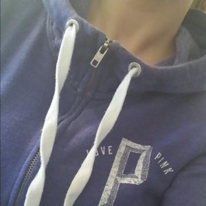 Does the neck zipper up like these ones?