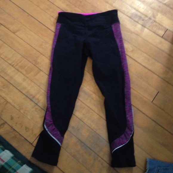 AE cropped black and purple leggings. Super comfy