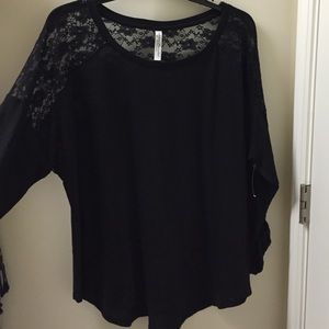 Black top with lace shoulders 3x Bobbie brooks
