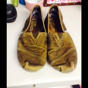 READ DESCRIPTION  Toms slightly worn