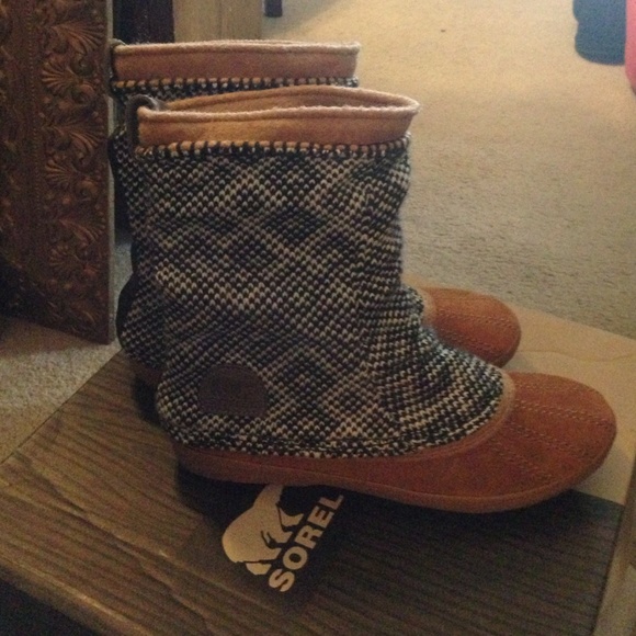 Black sorel tremblant mid boot