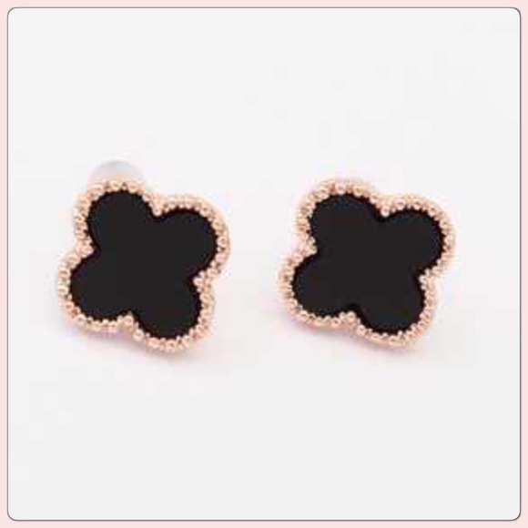 💕Black Clover Earrings - Picture 2 of 4