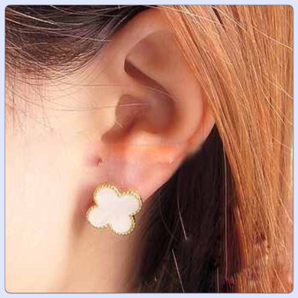 💕Black Clover Earrings - Picture 3 of 4