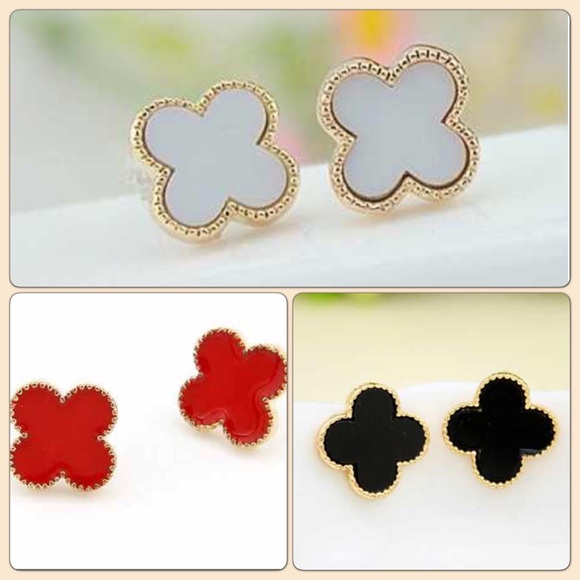 💕Black Clover Earrings - Picture 4 of 4