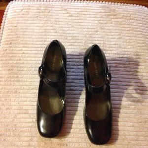 Black size 7 Nine West shoes with buckle.