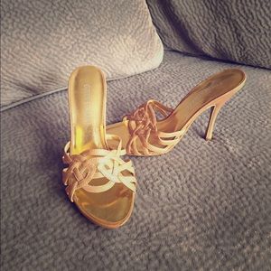 Colin Stuart 6 gold leaguer heels sandals