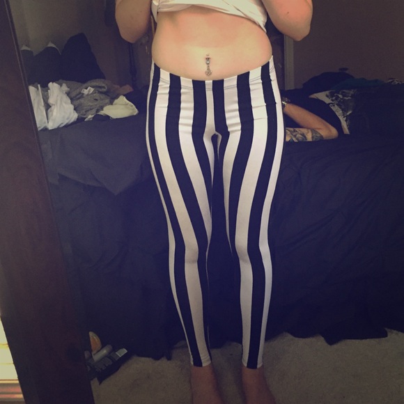 Black and white pinstripe legging