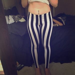 Black and white pinstripe legging
