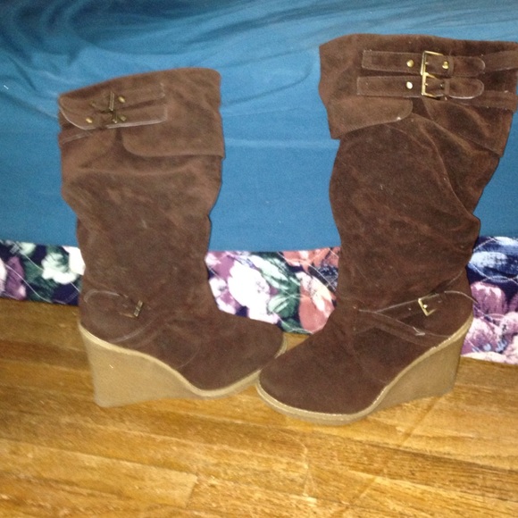 Cute zip up brown boots !