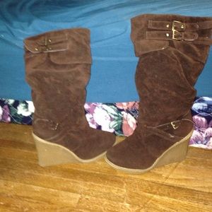 Cute zip up brown boots !