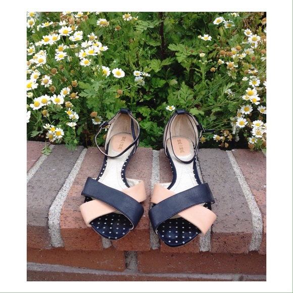 Blush & black leather sandals with ankle strap - Picture 2 of 2