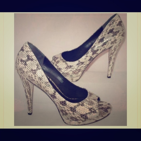 🎉VERA WANG LAVENDER PUMPS!