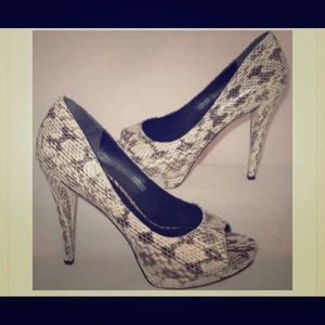 🎉VERA WANG LAVENDER PUMPS!