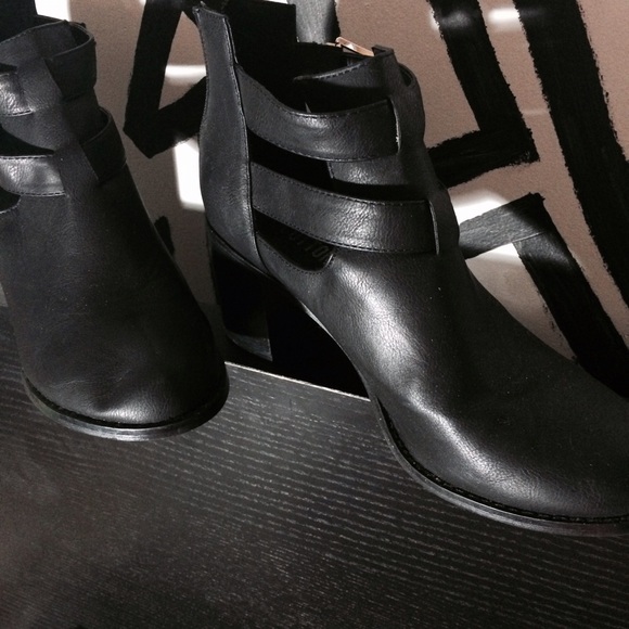 Must-have black booties - Picture 3 of 4