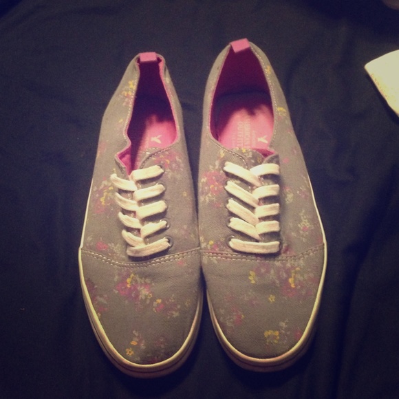 American Eagle floral shoes