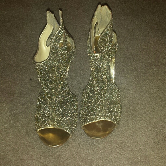 Super cute gold glittery shoes