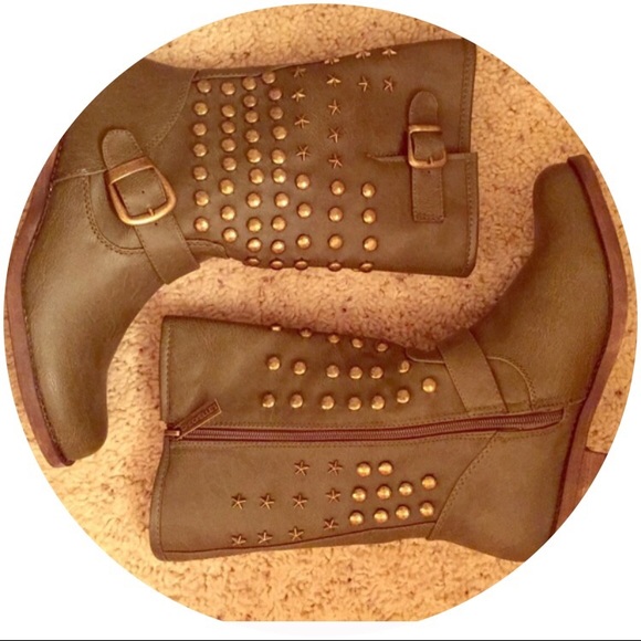 Breckelles Shoes - Combat style army green studded boots!