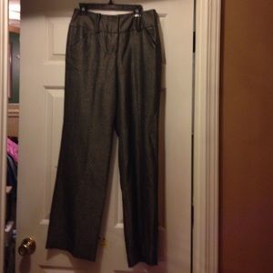 Black and white size 6 Larry Levine pants.