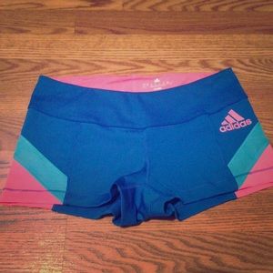 Adidas size med polyester/Spandex work out shorts!