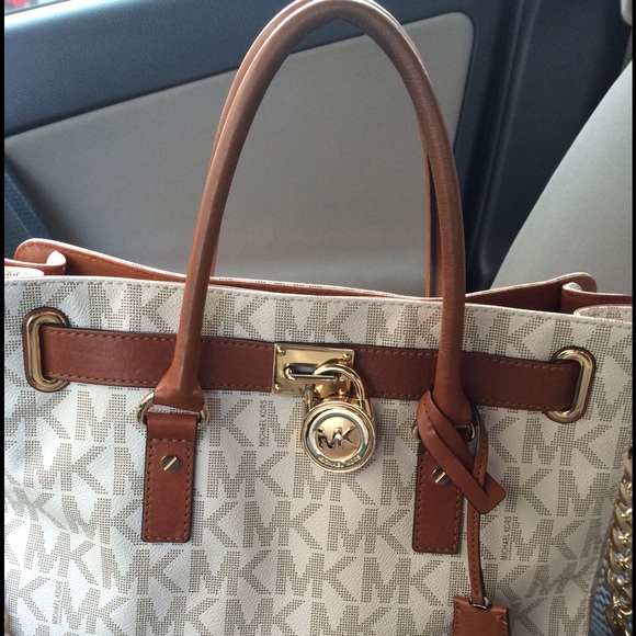 SOLD!! Mothers Day Sale!! 🌹🌹🌹Michael Kors PVC - Picture 2 of 4