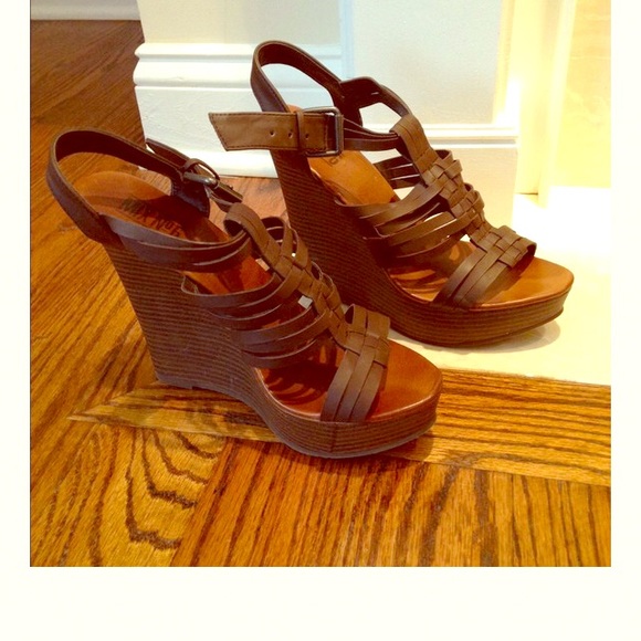 Adorable wedge brown sandals