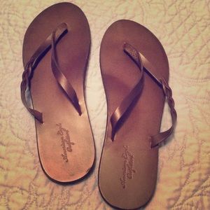 American Eagle brown leather flip flops