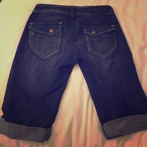 Super cute long jean shorts! 😍✌️