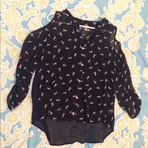 Open-shoulder long sleeve shirt