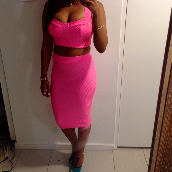 ❗️❗️SOLD ❗️❗️Hot Pink Crop and Skirt Set - Picture 1 of 2