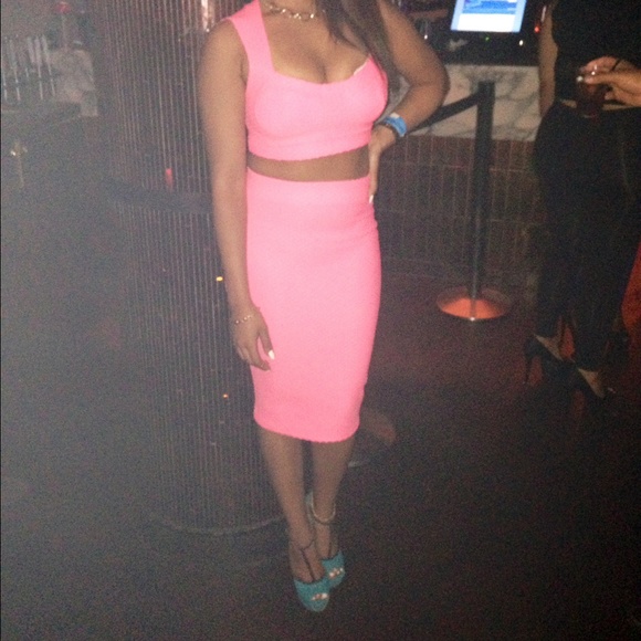 ❗️❗️SOLD ❗️❗️Hot Pink Crop and Skirt Set - Picture 2 of 2