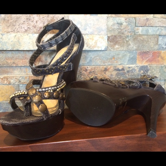 Metal studded strappy platforms - Picture 2 of 4