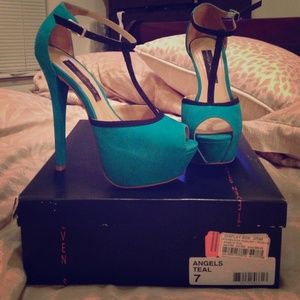 Steve Madden "Angels" Teal T-Strap Platform Heel