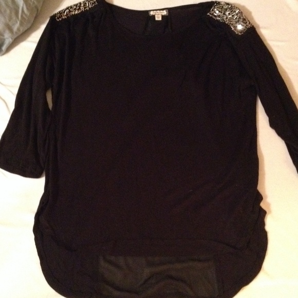 Black hi-low top with shoulder accents