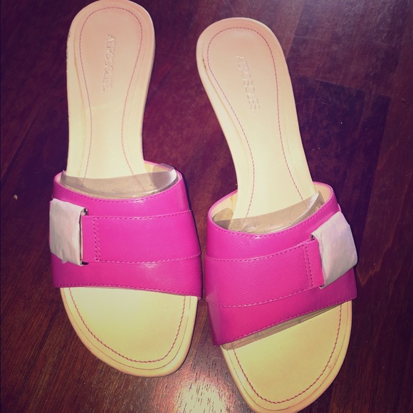 Aerosoles shoes / sandals. Pink w/ silver buckles.