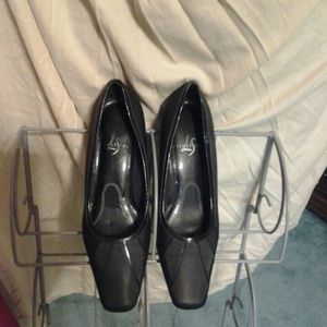 Lifestride black shoes