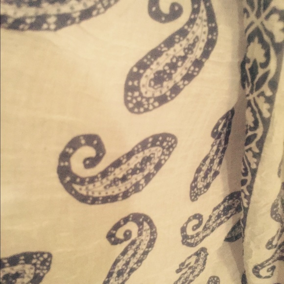 Two Spring scarves - Picture 4 of 4