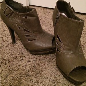 💜SOLD💜Ankle high heel boots