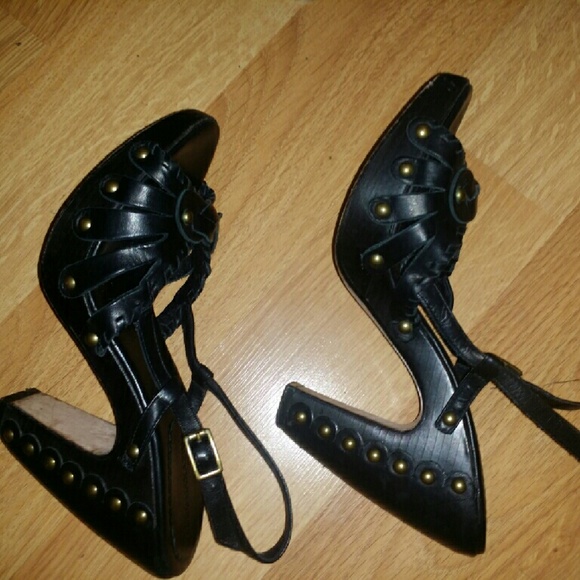 BCBG Maxazria Strappy Leather Heals - Picture 4 of 4