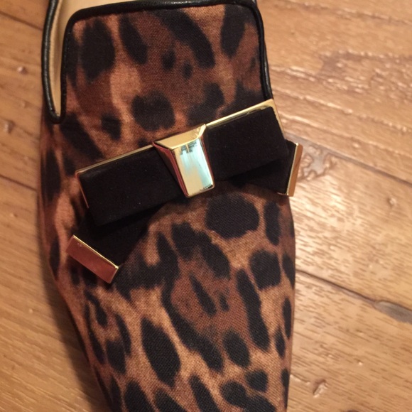 🎉Host Pick 6/26 Leopard print Isaac Mizrahi flats - Picture 3 of 4