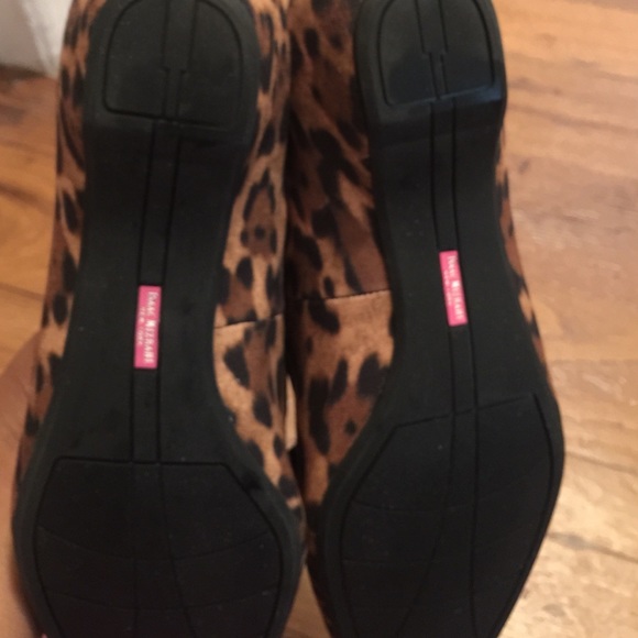 🎉Host Pick 6/26 Leopard print Isaac Mizrahi flats - Picture 4 of 4